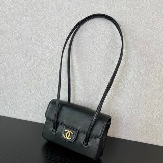 샤넬 스몰 플랩백 그레인드 샤이니 카프스킨 & 골드톤 메탈 블랙