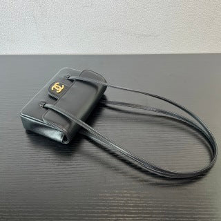 샤넬 스몰 플랩백 그레인드 샤이니 카프스킨 & 골드톤 메탈 블랙