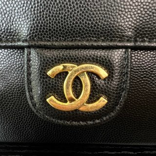 샤넬 스몰 플랩백 그레인드 샤이니 카프스킨 & 골드톤 메탈 블랙